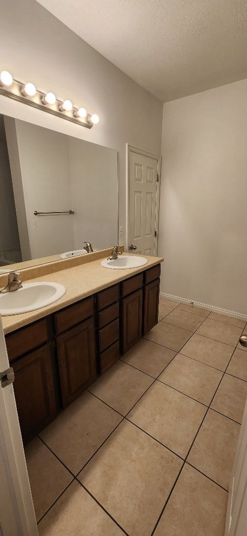 Building Photo - Beautiful 3 Bedroom Townhome in Pleasant G...