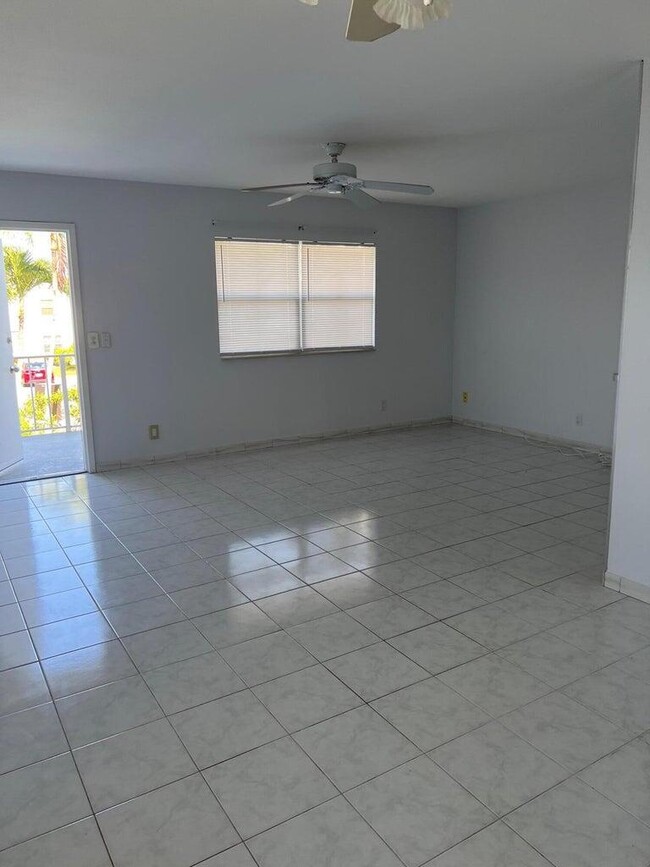 Building Photo - 371 Flanders Dr