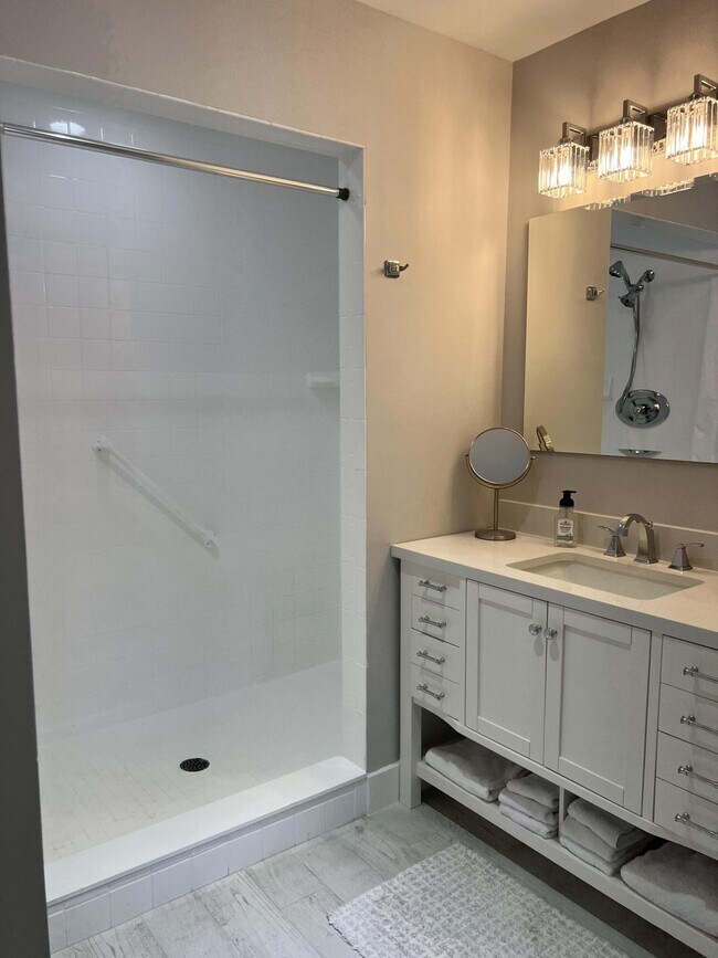 Building Photo - 301 SE Castle Ct