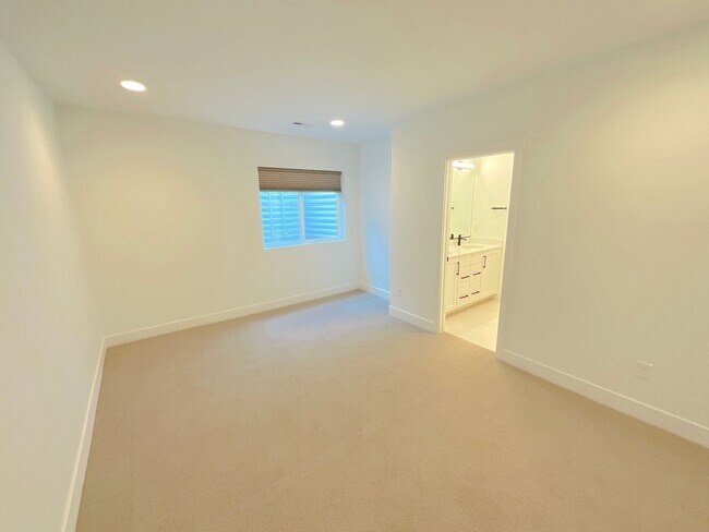 Building Photo - 5 Bedroom Home Available Near Baptist Rd &...