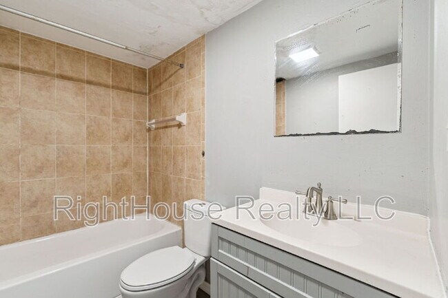 Building Photo - 2430 Tanglewood St