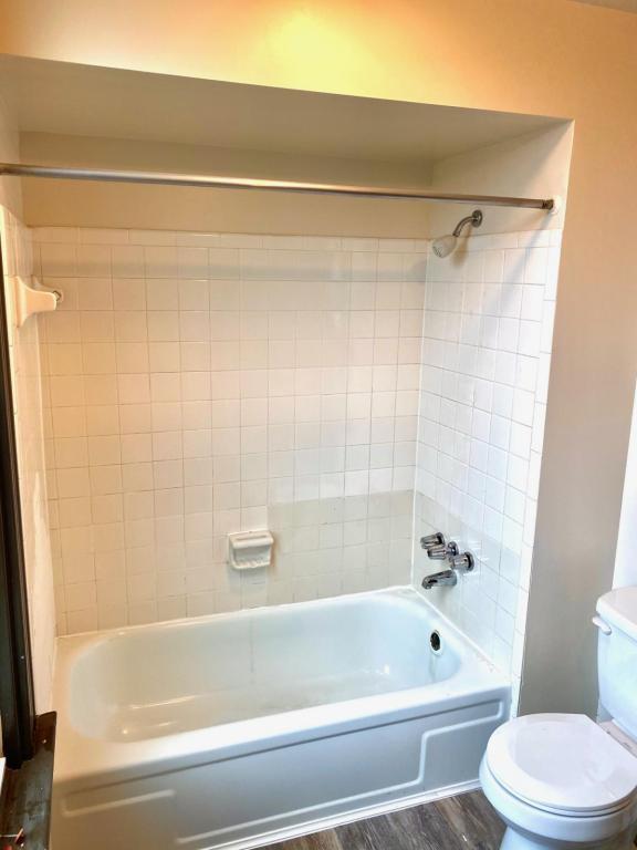 Building Photo - 424 6th Ave