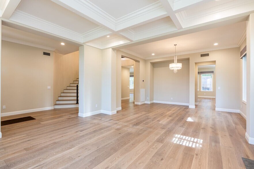 Building Photo - 6 Heather