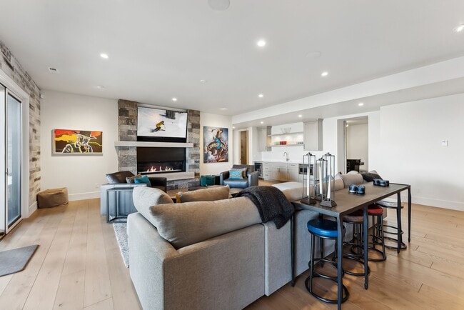 Building Photo - 3450 Ridgeway Dr