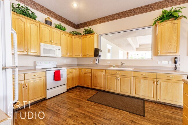 Building Photo - Stunning 3-Bedroom Home with Private Backy...