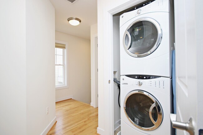 Building Photo - Spacious End-Unit Pantops Townhome