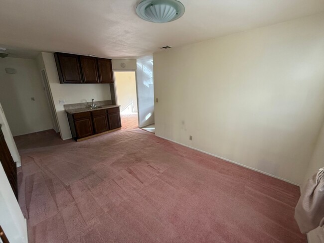 Building Photo - Prime Location End-Unit 3BR 2.5BA Townhome for Rent