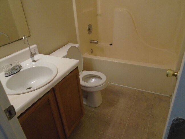 Building Photo - 3 bedroom in Hope Mills!