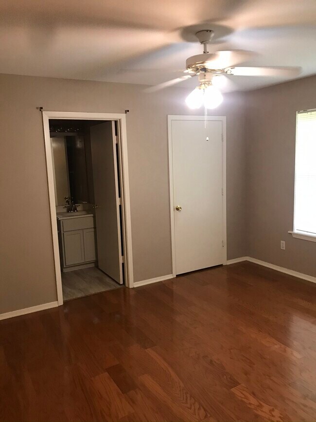 Building Photo - 467 Redbud Cir
