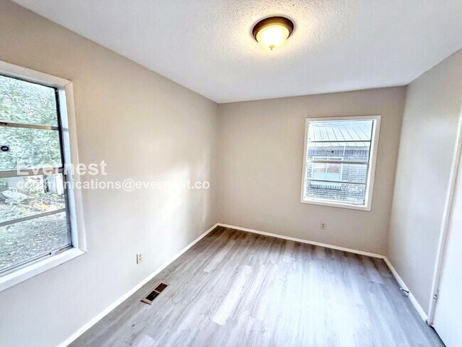 Building Photo - 2 Bed, 1 Bath with Laundry Hookups / Pet-F...