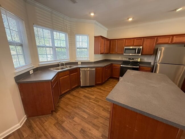 Building Photo - Beautiful 3 Bedroom 2.5 Bath SPACIOUS town home! Community Playground and Picnic area!