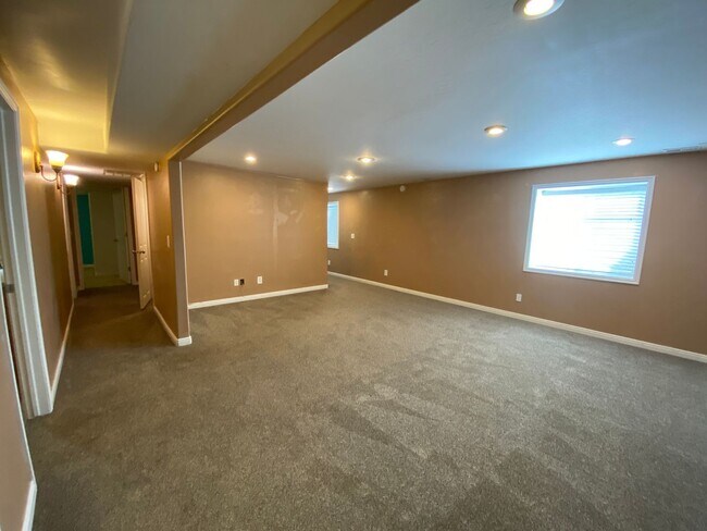 Building Photo - 5 bedroom / 3 bathroom Single Family Home