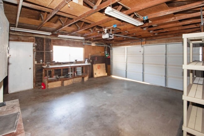 Building Photo - Available Now! Spacious 3BR, 2BA, 1,76sq.ft. 2 car garage.