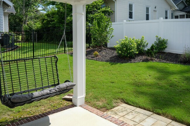 Building Photo - 3 Bedroom, 2.5 Bath in Prime Location! Law...