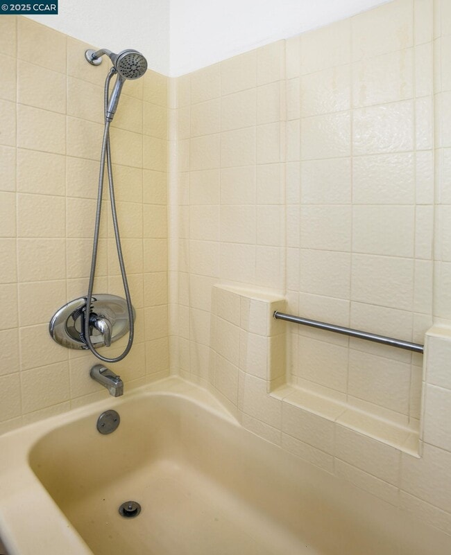 Building Photo - 555 Willow Ct