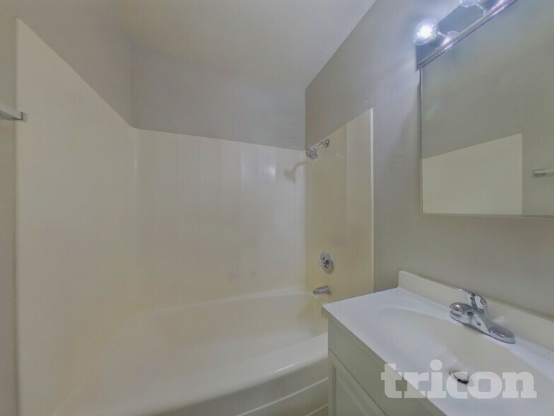 Building Photo - 4020 Maple Hill Rd