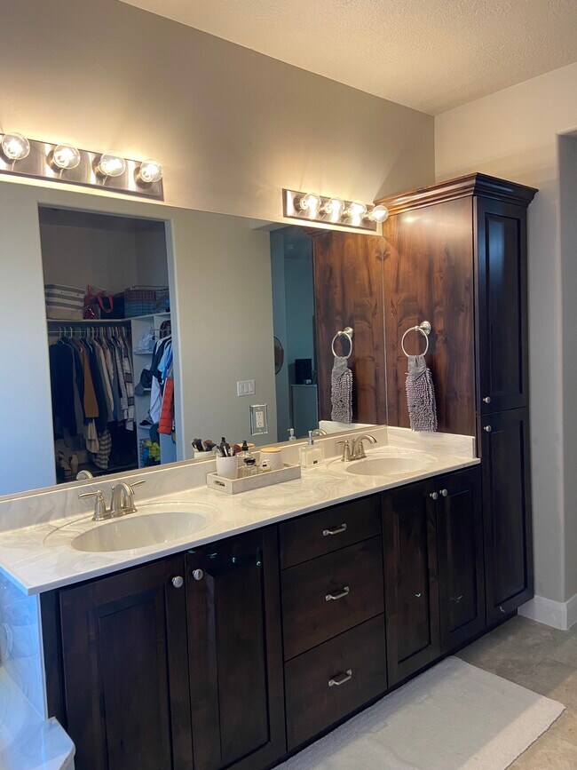 Building Photo - 463 E Ruby Pl