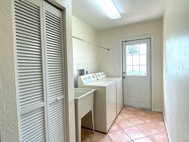 Building Photo - Spacious 4 Bedroom Ormond Beach Home with ...