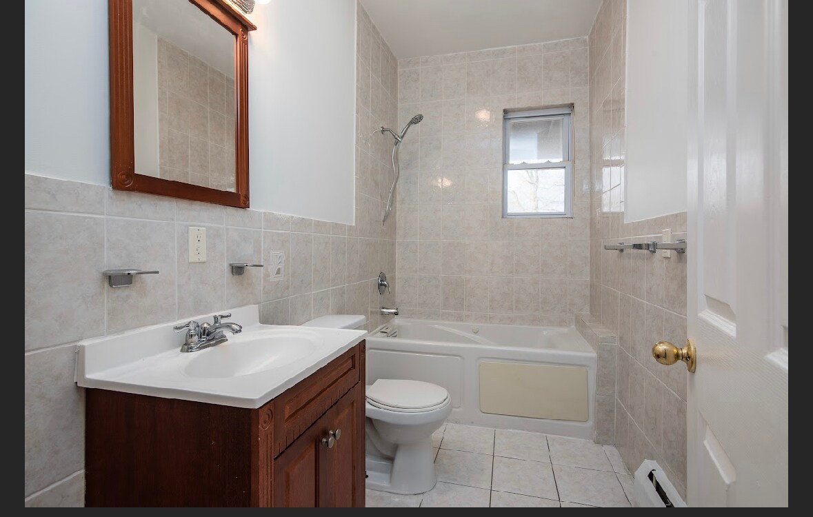 Bathroom 2 with jacuzzi tub - 15 Imlay St