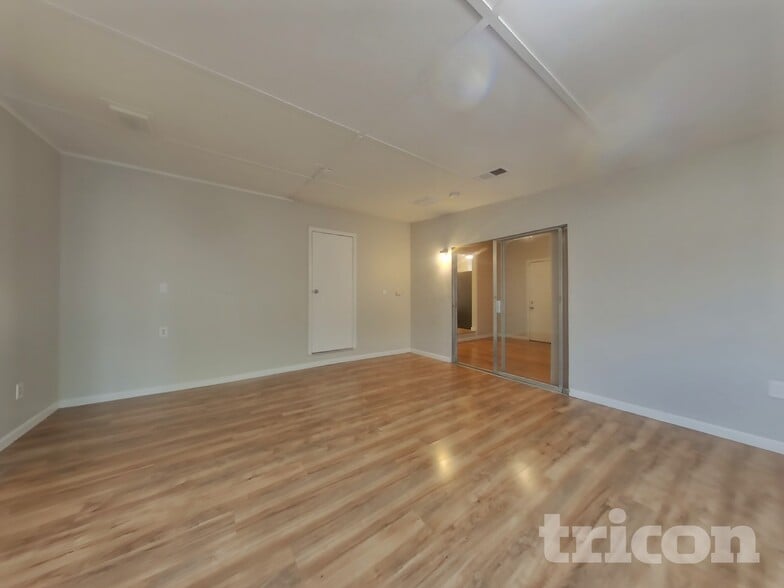 Building Photo - 402 E Pacific Ave