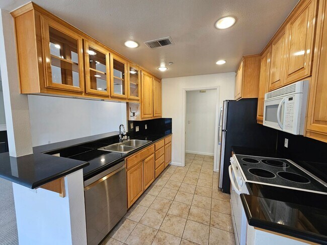 Building Photo - CLASSY CONDO - Spacious 1 Bed/1 Bath in Luxurious Setting - MENLO PARK