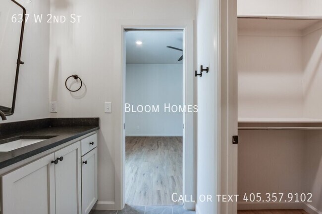 Building Photo - 637 W 2nd St