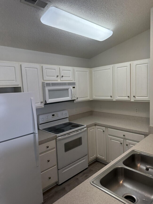 Building Photo - 6112 Hedgecock Cir