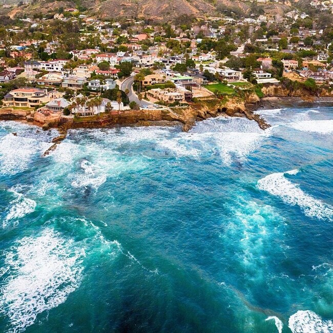 Building Photo - 2420 Torrey Pines Rd