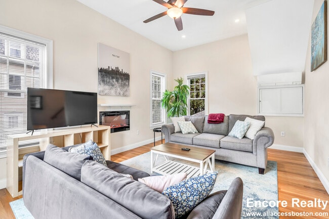 Building Photo - 10 Bradbury St