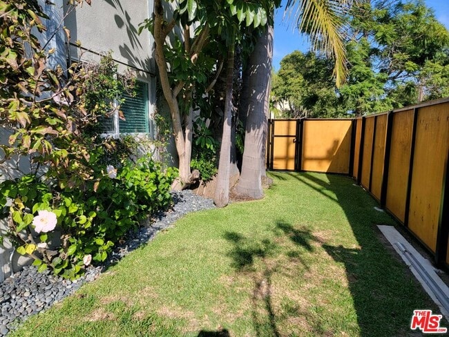 Building Photo - 825 Broadway St