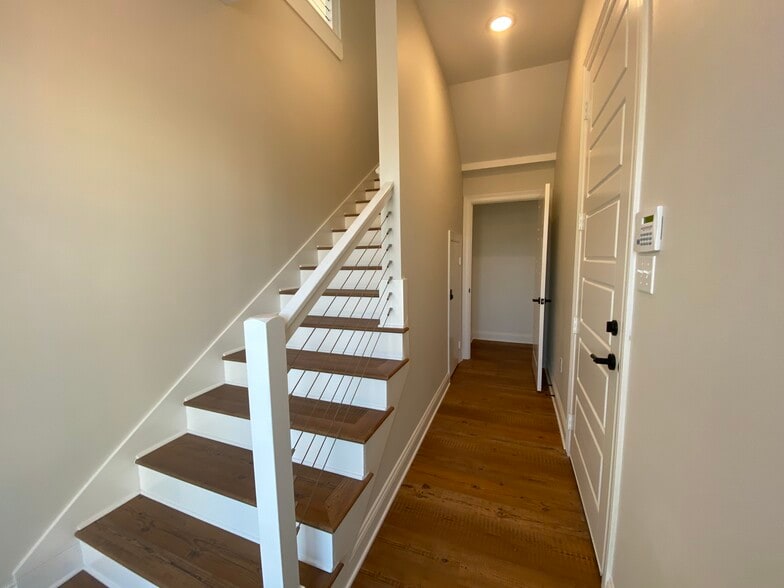 Building Photo - 1028 Bridgewater Ave