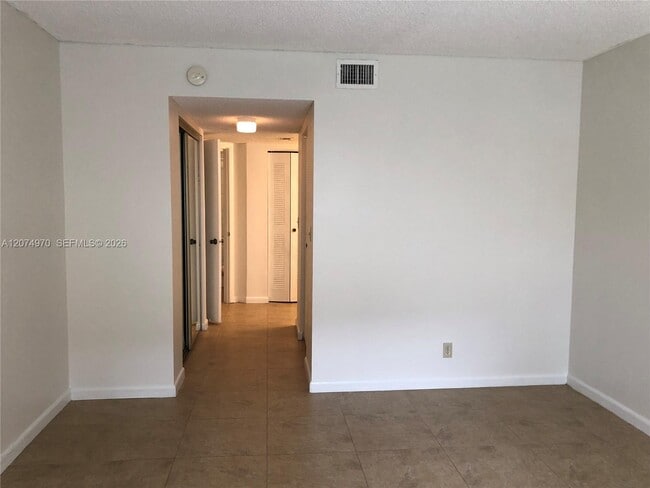 Building Photo - 9855 Westview Dr