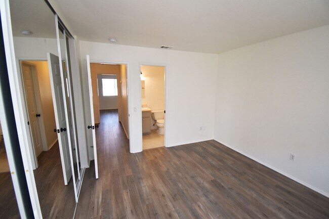 Building Photo - Gorgeous 2 Bedroom Condo