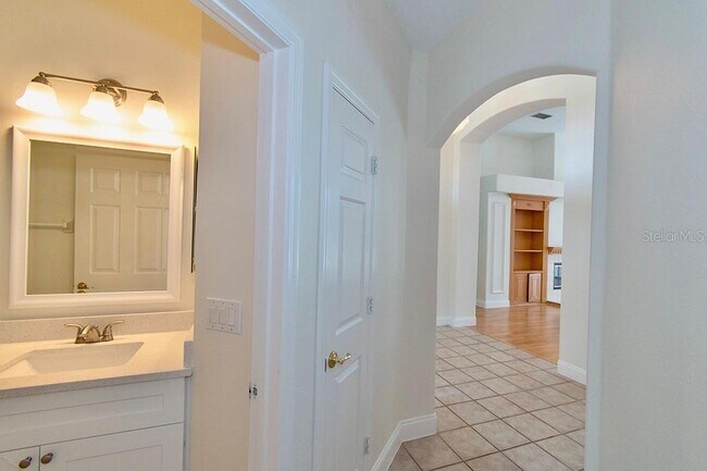 Building Photo - 1707 Golfview Dr