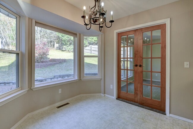 Building Photo - 325 Tall Oaks Dr