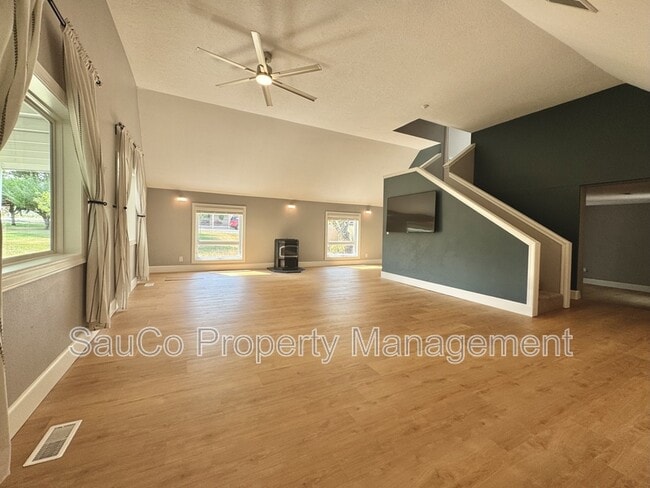 Building Photo - 6543 SE Borwick St