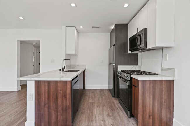 Building Photo - 701 N. Hill Pl.