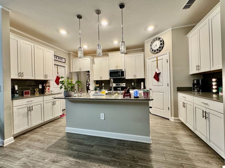 Building Photo - 1775 Good Neighbor Loop