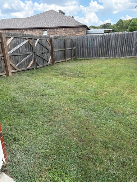 Building Photo - 511 Sweet Gum Ct