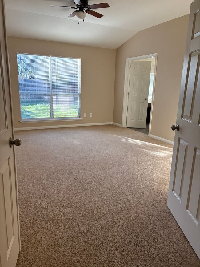 Building Photo - AVAILABLE NOW!