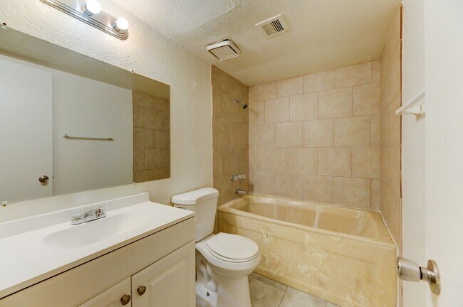 Building Photo - 2125 Sun Ave