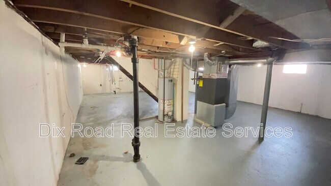 Building Photo - 344 W Parkwood Dr