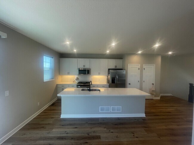 Building Photo - 873 Roselyn Dr