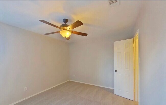 Building Photo - Charming 4-Bedroom Home with Modern Comforts & Spacious Living