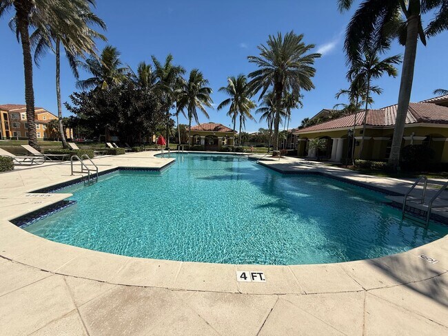 Building Photo - RESORT STYLE, BEAUTIFUL 2 BEDROOM AND 2 BATHROOMS ON THE TOP FLOOR
