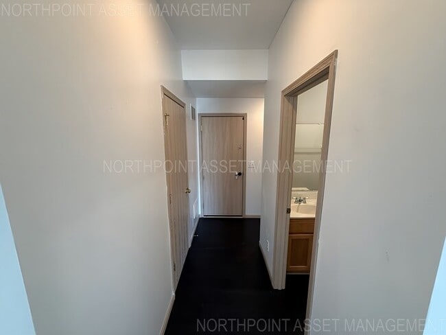 Building Photo - 3 Bed, 2 Bath Townhome SPECIAL!