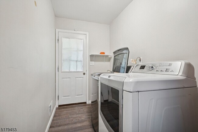 Building Photo - 4 Fern Ct