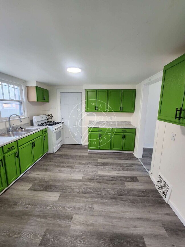Building Photo - Spacious 3 bed 1 bath 2 story home with