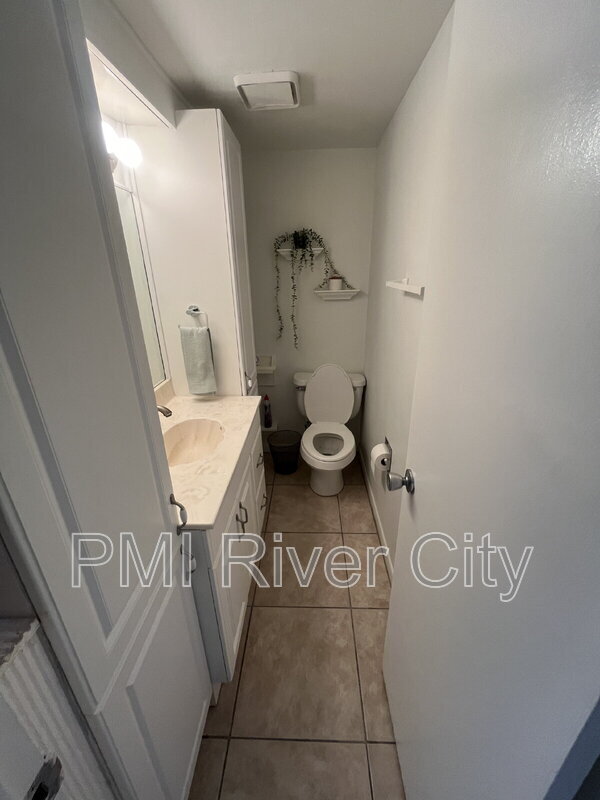 Building Photo - 2300 Twelve Oaks Dr