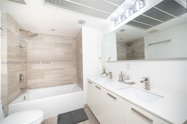 Building Photo - 1300 Brickell Bay Dr